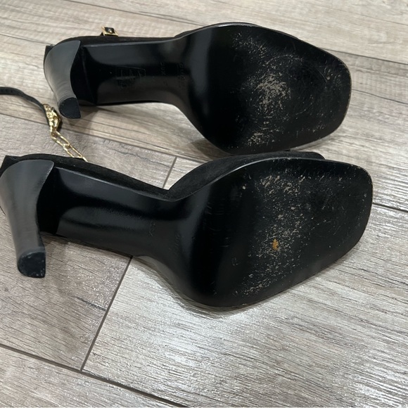 Gucci Black Velvet 4” Heel With Gold Ankle Strap - only worn 5 times, like new - Picture 5 of 9